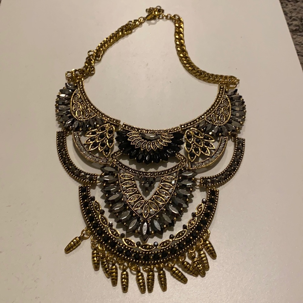 Beautiful costume necklace. Dress it up or down.